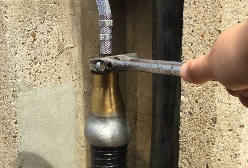 Oil pipe connection to a plumbed oil cap